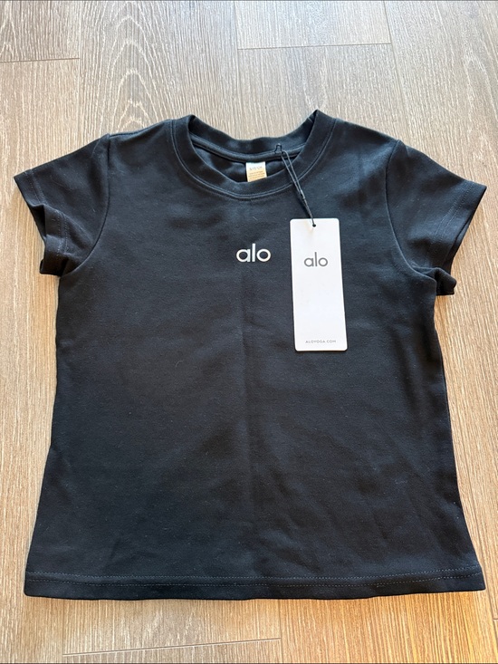 ALO Yoga Tops - ALO Yoga Women’s Black Tee with Silver Logo